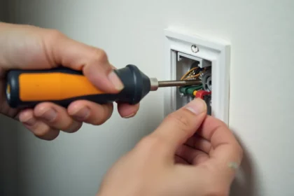 Jak podłączyć gniazdko elektryczne: krok po kroku i porady