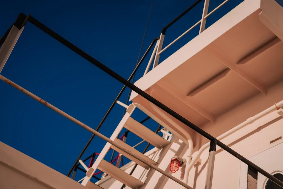 Jak podłączyć włącznik schodowy? Przewodnik krok po kroku