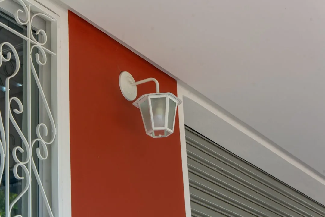 Jak podłączyć żyrandol? Przewodnik krok po kroku