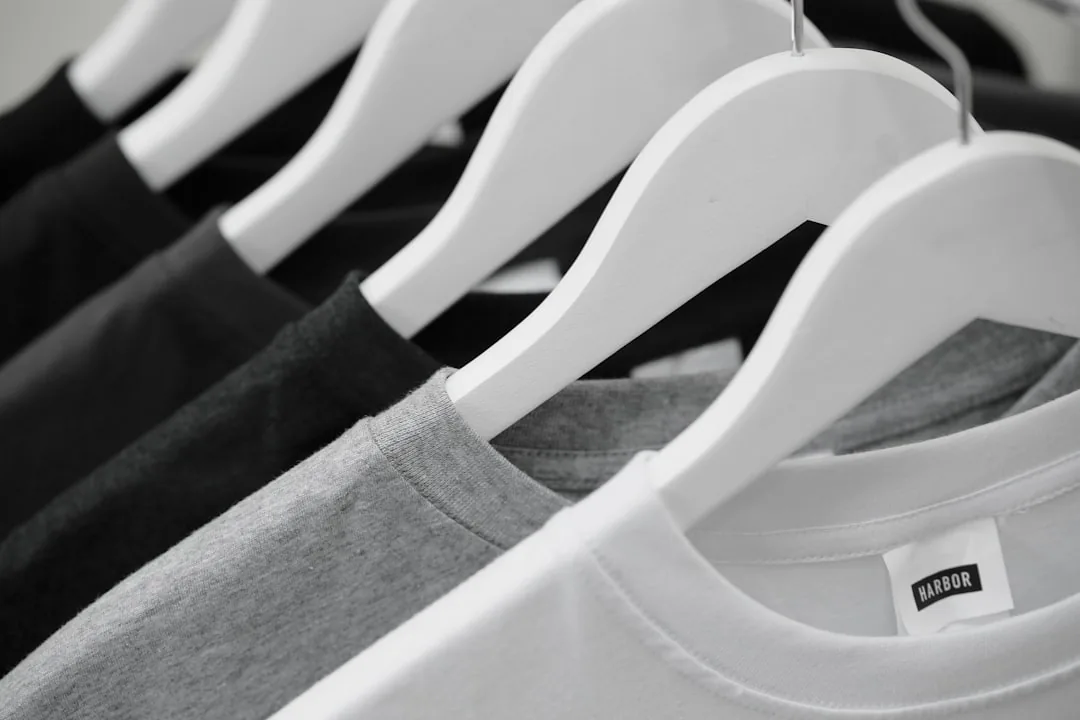 Jak składać koszulki: Techniki, korzyści i porady