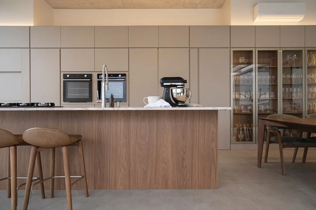 Jak urządzić kuchnię? Funkcjonalne porady i inspiracje