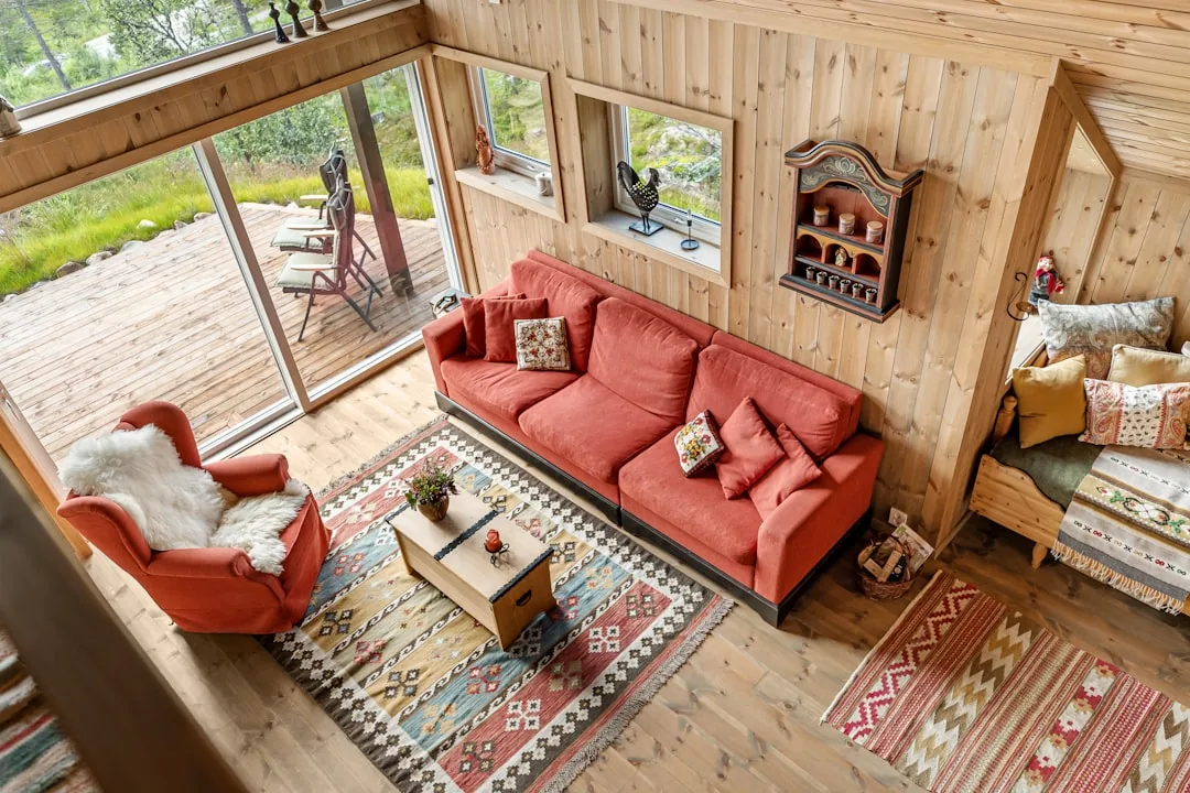 Jak urządzić wnętrze domku na działce? Praktyczne porady