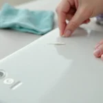 Jak usunąć klej po naklejce z plastiku – Sprawdzone metody