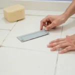 Jak usunąć silikon z płytek? Skuteczne sposoby i narzędzia