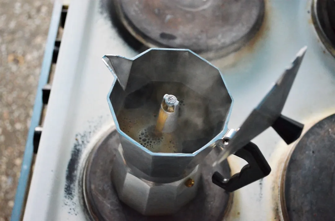 Jak wyczyścić patelnię od spodu? Metody i porady