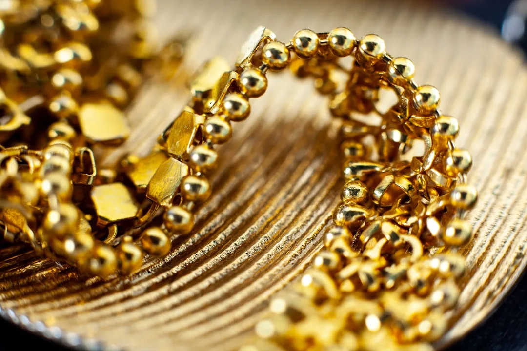 Jak wyczyścić złoto? Skuteczne domowe i profesjonalne metody