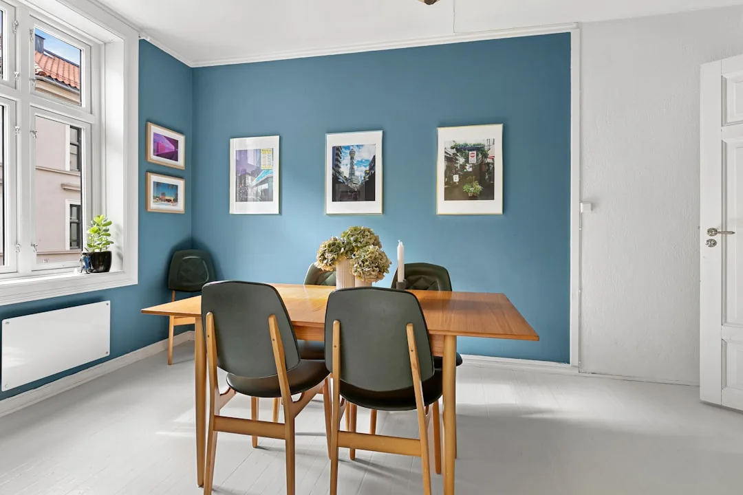 Ciemny Niebieski: Jakie Kolory Pasują do Niego?